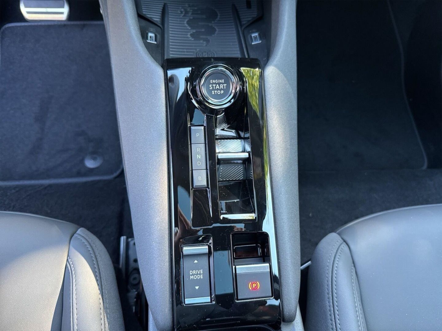 Fahrzeugabbildung Alfa Romeo Junior Ibrida TI 1,2 VGT 107kW MY26-Panoramadach