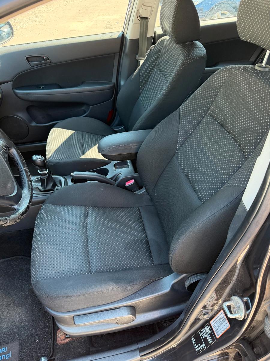 Hyundai i30 2010 — photo 10