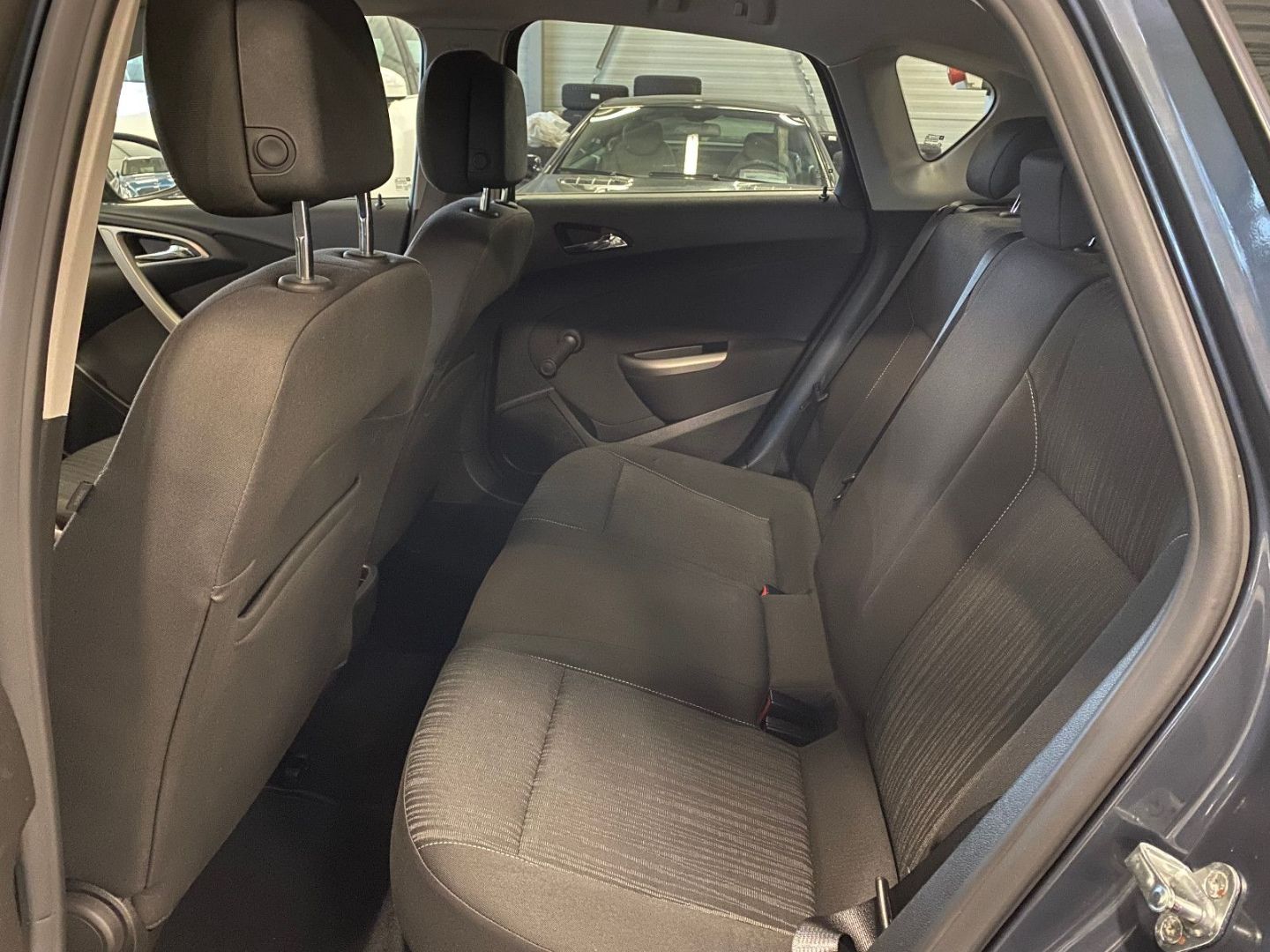 Fahrzeugabbildung Opel Astra J Lim. 5-trg. Edition AHK Klima