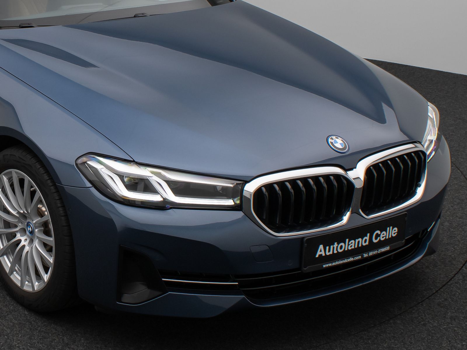 Fahrzeugabbildung BMW 530e Panorama Kamera HUD DAB HiFi Alarm Sport