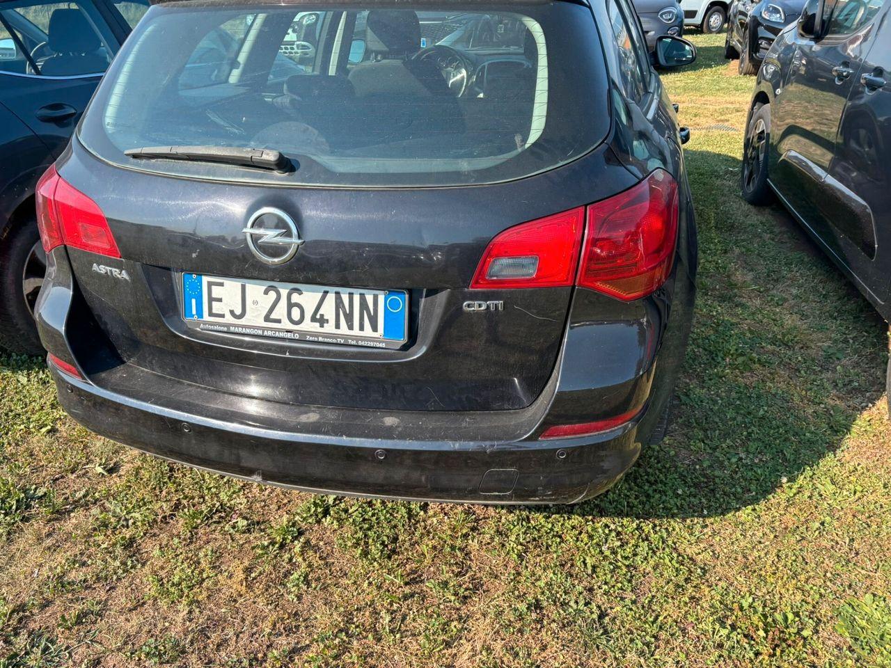 Opel Astra 2011 — interior