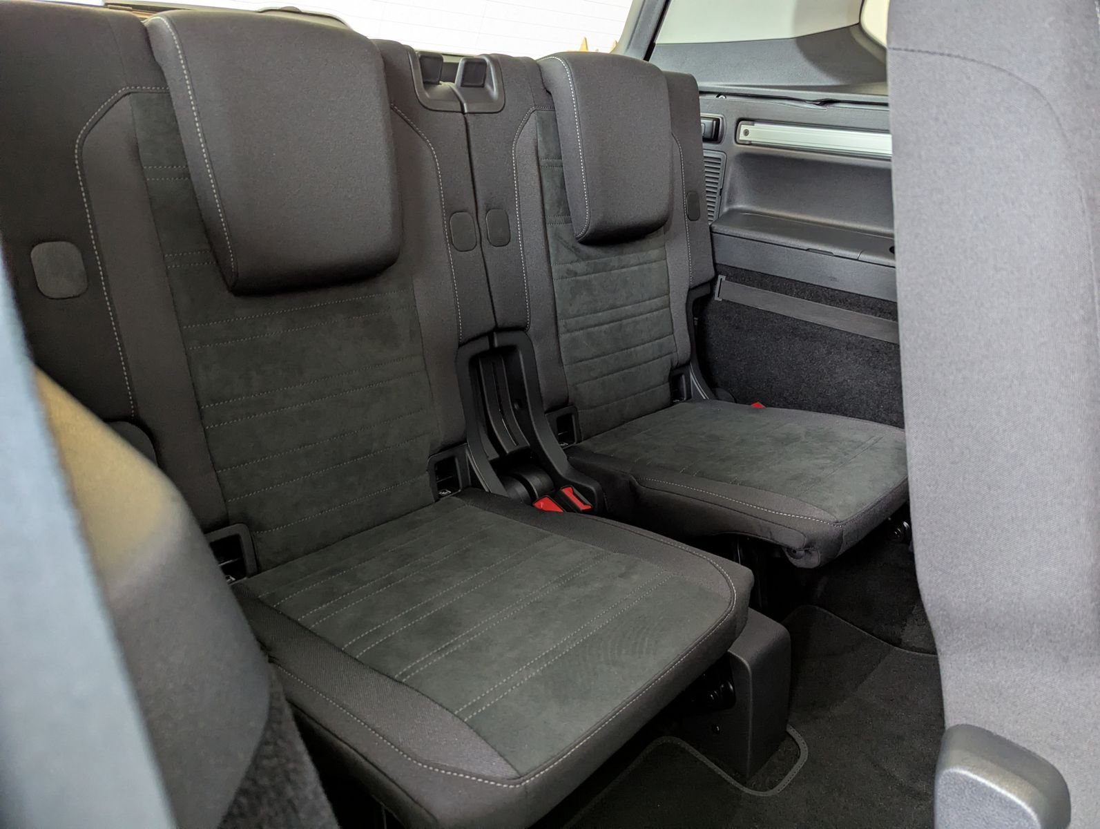 VW Touran 2.0 DSG R-Line High. Pano 7-Si IQ.Dri AHK - Image 19