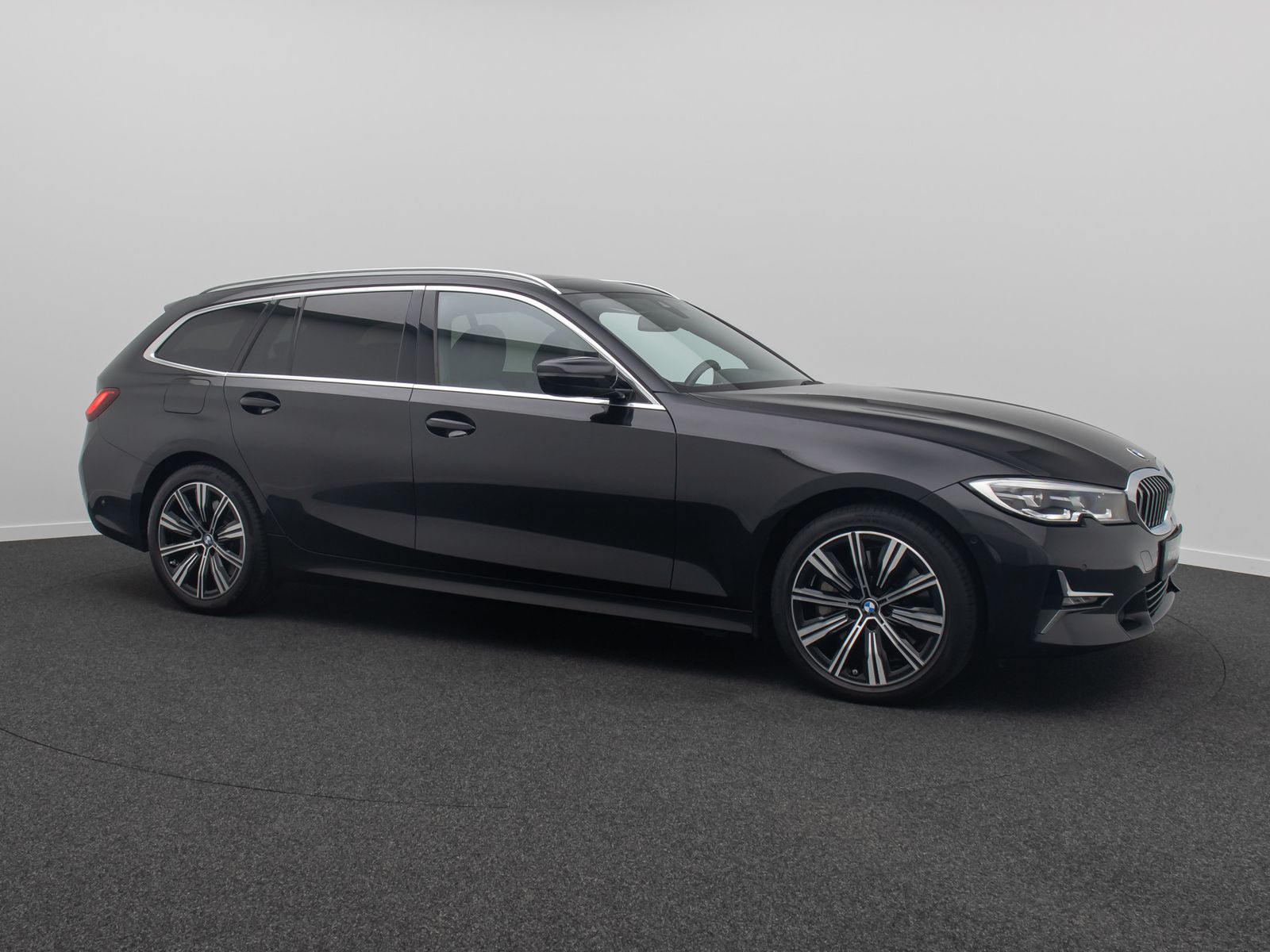 Fahrzeugabbildung BMW 330d xD Luxury Line HUD DAB Kamera AHK Panorama