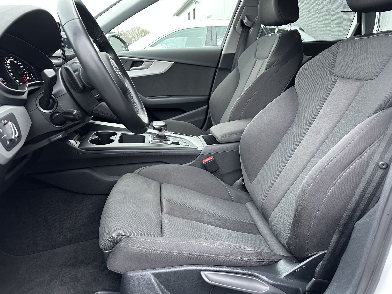 Fahrzeugabbildung Audi A4 Avant 40 TFSI Advanced NAV+LED+STANDHEIZUNG