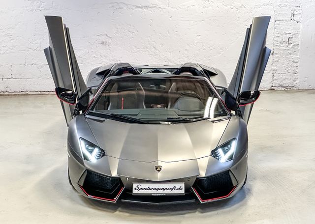 LAMBORGHINI Aventador