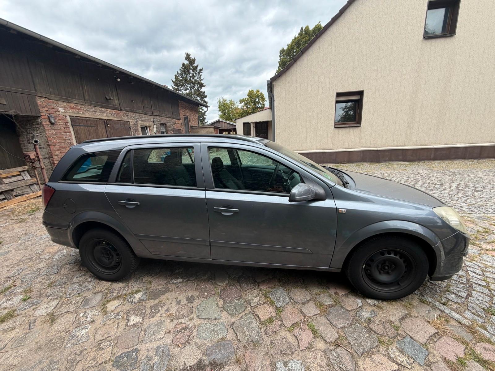 Opel Astra 2004 — rear view