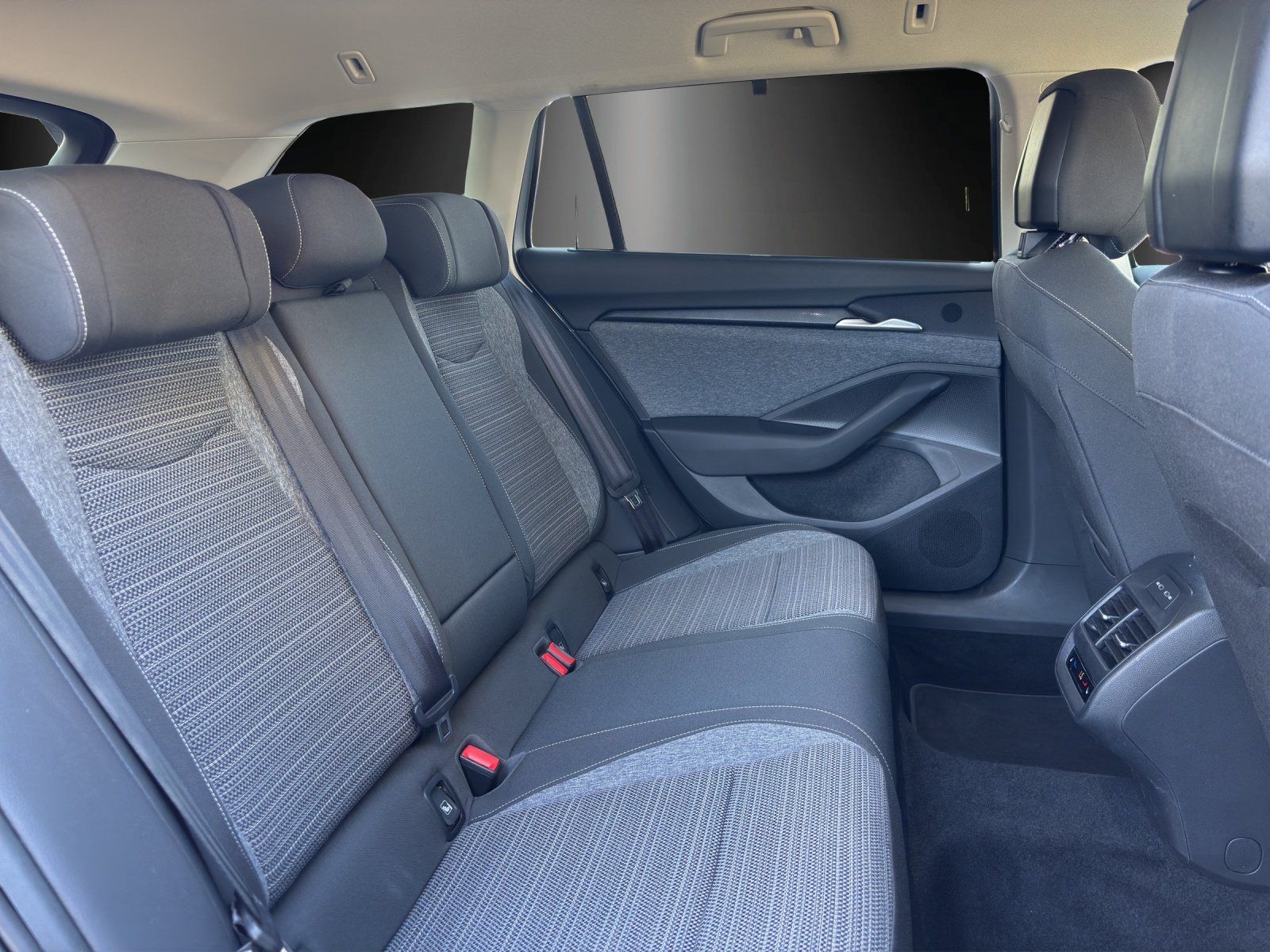 Fahrzeugabbildung SKODA Superb Combi Selection 2,0 TDI 110 kW DSG