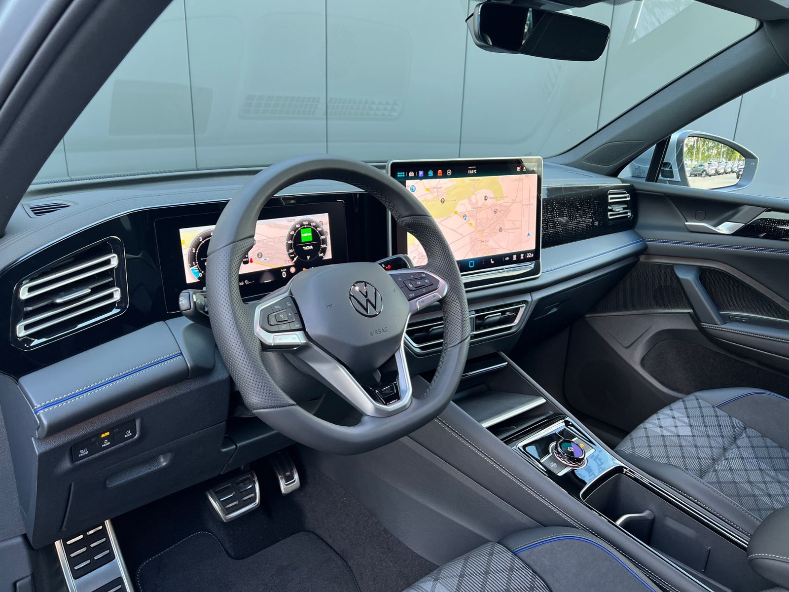 Fahrzeugabbildung Volkswagen Tiguan R-Line 1.5 eTSI DSG *AHK, IQ.Light, Stand