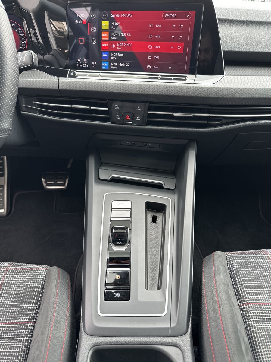 Fahrzeugabbildung Volkswagen Golf 2.0 TSI GTI DSG NAV+LED+ACC+PANO+AHK+KAMERA