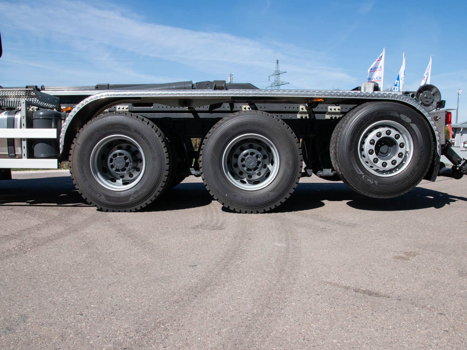 Fahrzeugabbildung DAF XF 530 FAW mit VDL Abrollkipper