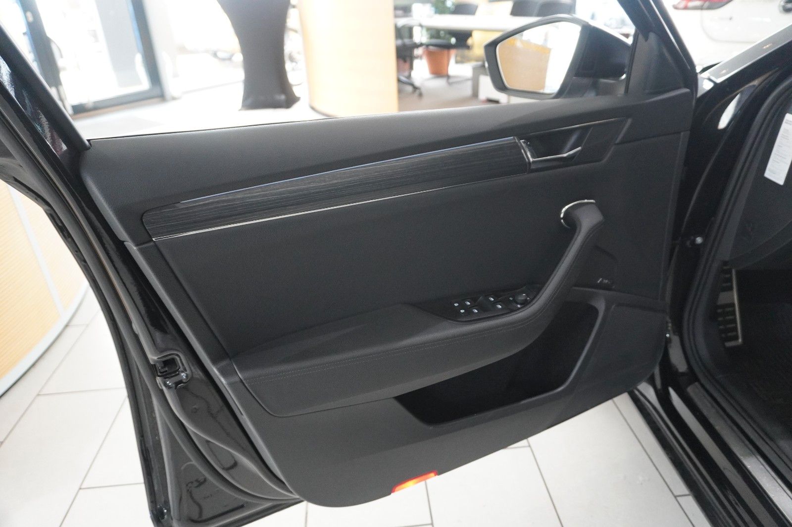 Fahrzeugabbildung SKODA Superb Combi 2.0D PREMIUM 4X4 NAVI/LED/360°/AHK
