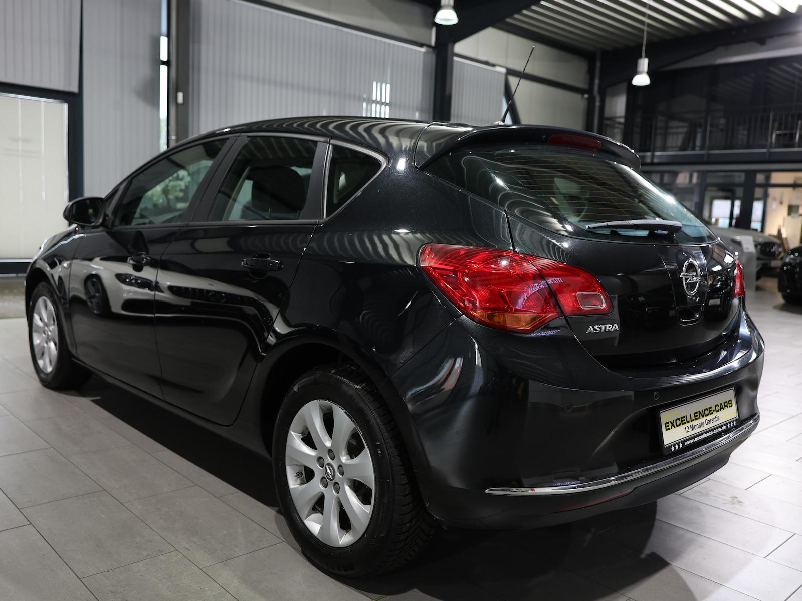 Opel Astra J 1.6 STYLE / LEDER / TEMPOMAT / PDC / SHZ