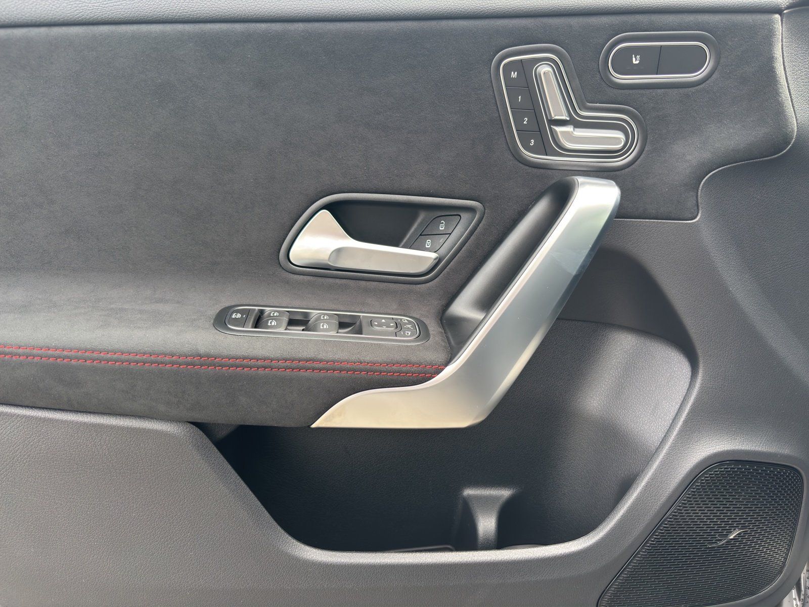 Fahrzeugabbildung Mercedes-Benz A 220 d AMG 360 Distr AHK DigiLight Pano Burme