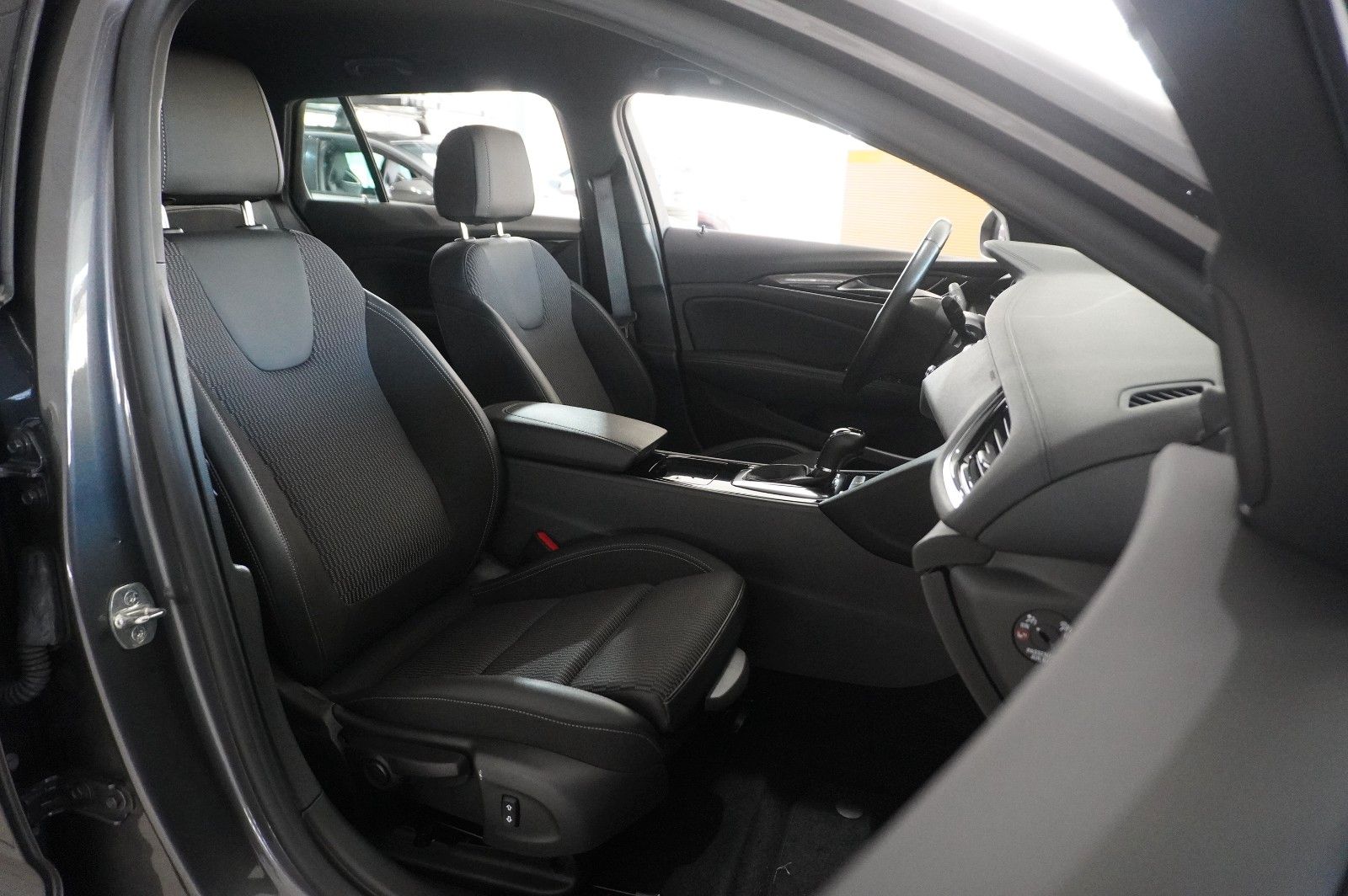 Fahrzeugabbildung Opel Insignia B ST 2.0D BUSINESS NAVI/LED/KAMERA/HUD