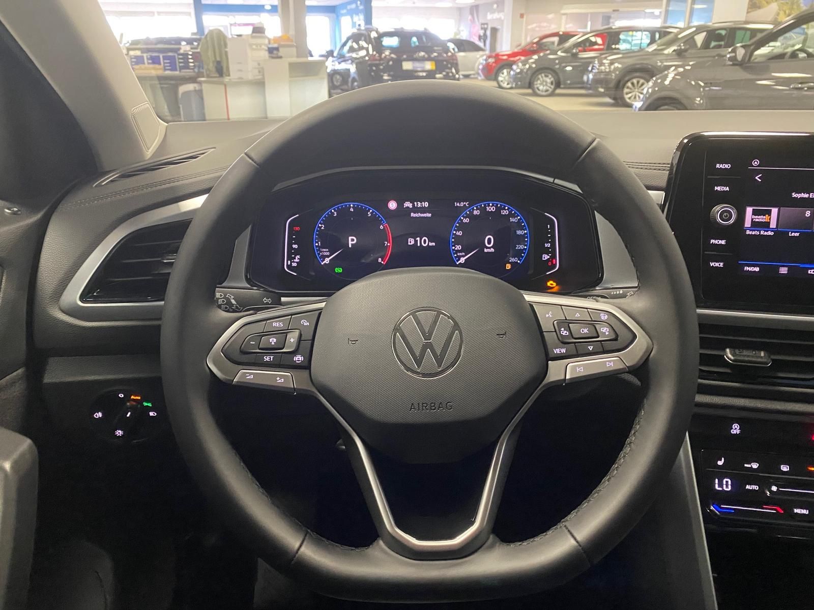 Fahrzeugabbildung Volkswagen T-Roc 1.5 TSI DSG LIFE+ACC+AHK+BHZ Lenkrad+RFK++