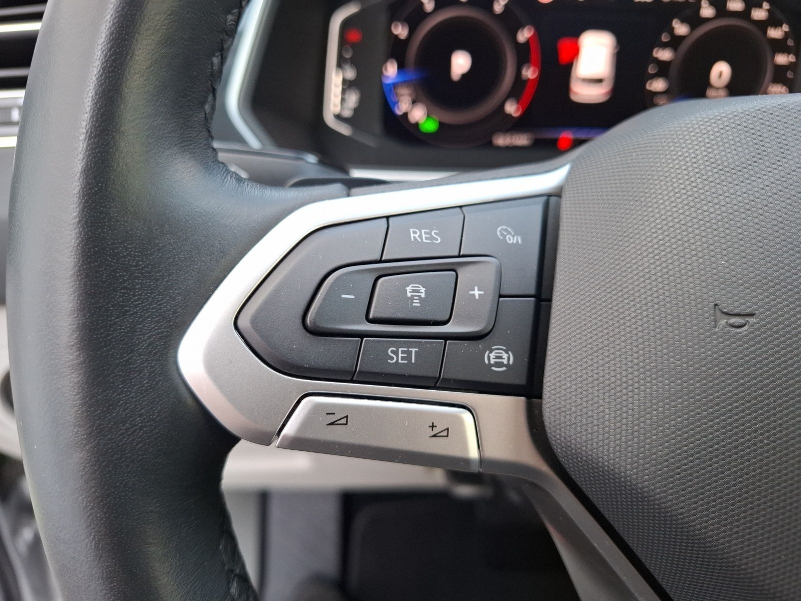 Fahrzeugabbildung Volkswagen Tiguan TSI Elegance DSG 4M Matrix Navi AID ACC R