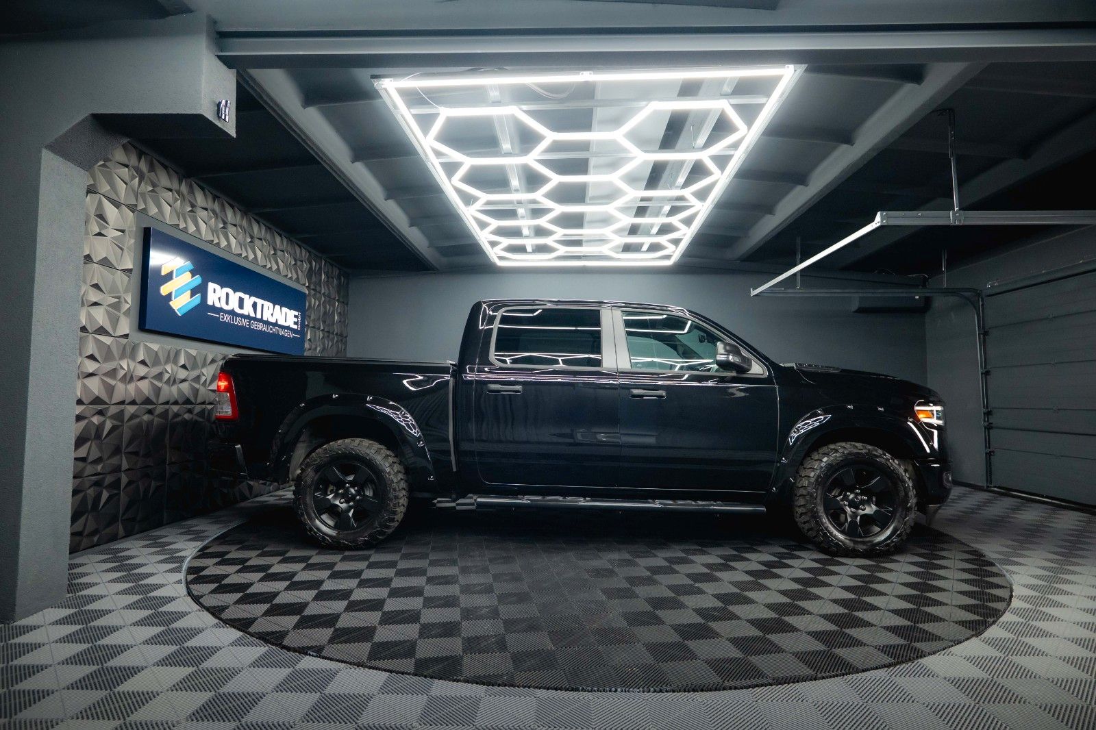 Fahrzeugabbildung Dodge RAM 5.7 V8 HEMI 4x4 OFFROAD Night-Paket *LED*19%