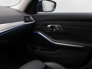 Fahrzeugabbildung BMW 320d xD Sport Line Kamera Laser HiFi AHK Komfort