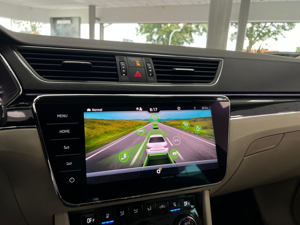 Skoda Superb Lim L&K 4x4*MATRIX*PANO*CANTON*ACC*STHZG*