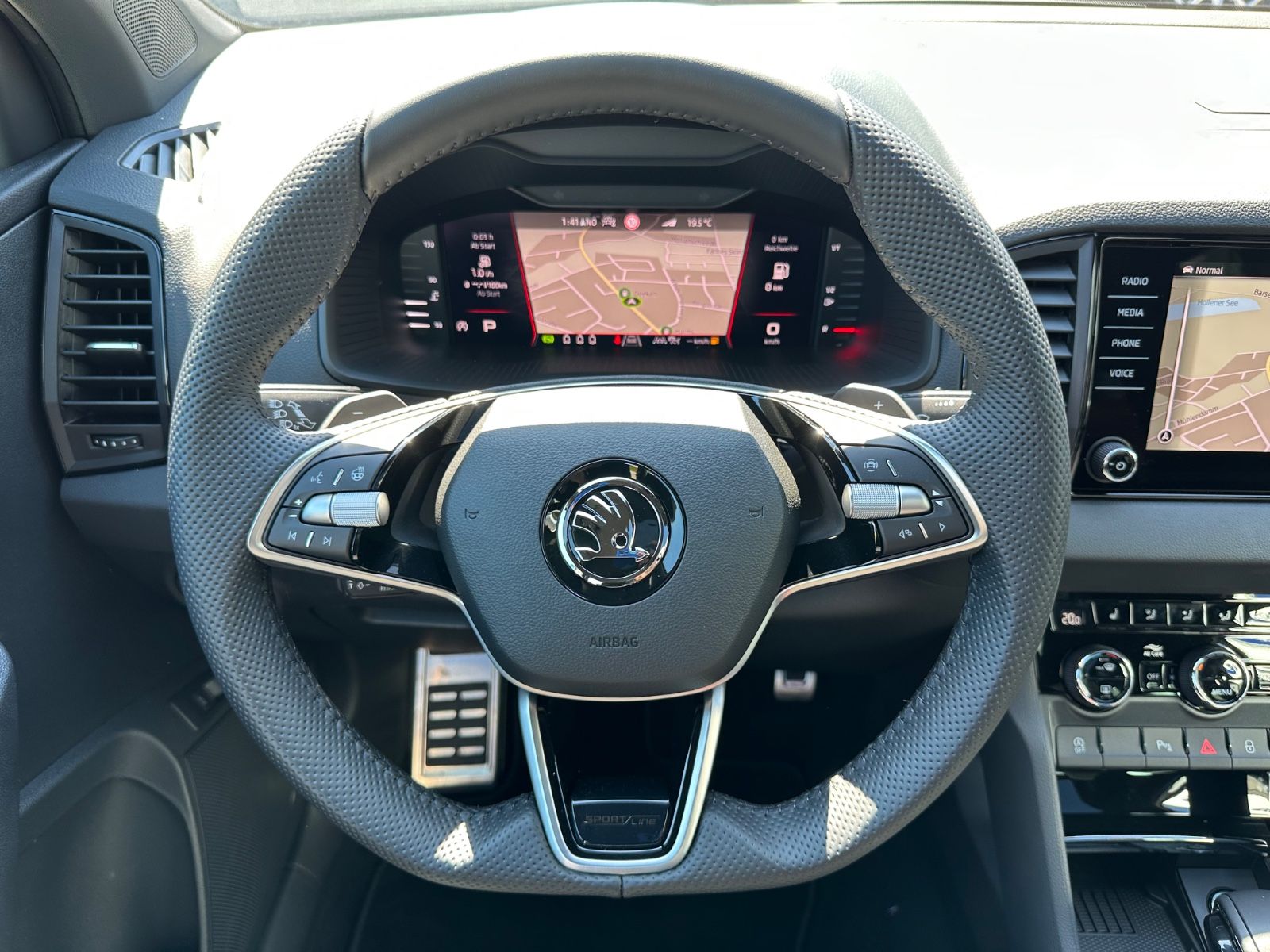 Fahrzeugabbildung SKODA Karoq 1.5 TSI Sportline DSG Pano/AHK/Navi/Matrix