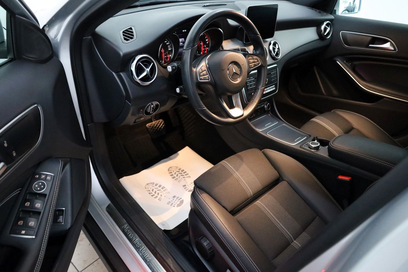 Fahrzeugabbildung Mercedes-Benz GLA 200 Urban T.Leder,Navi,LED,Kamera,SH,SR+WR