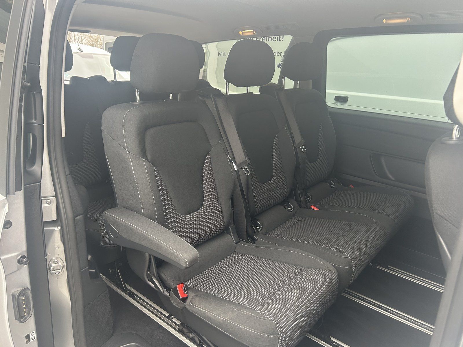 Fahrzeugabbildung Mercedes-Benz V 300 d 4M extralang AHK 8-Sitz AIRMATIC Kamera