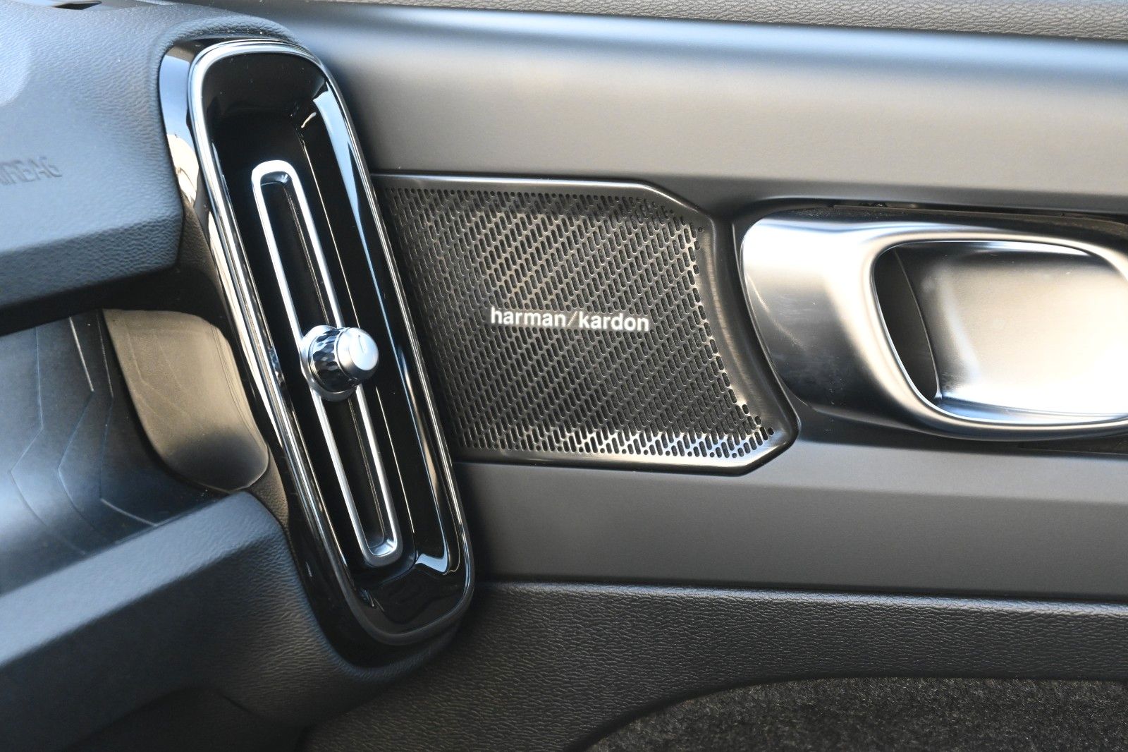 Fahrzeugabbildung Volvo XC40 T5 Recharge Plus Dark*H&K*BLIS*RFK