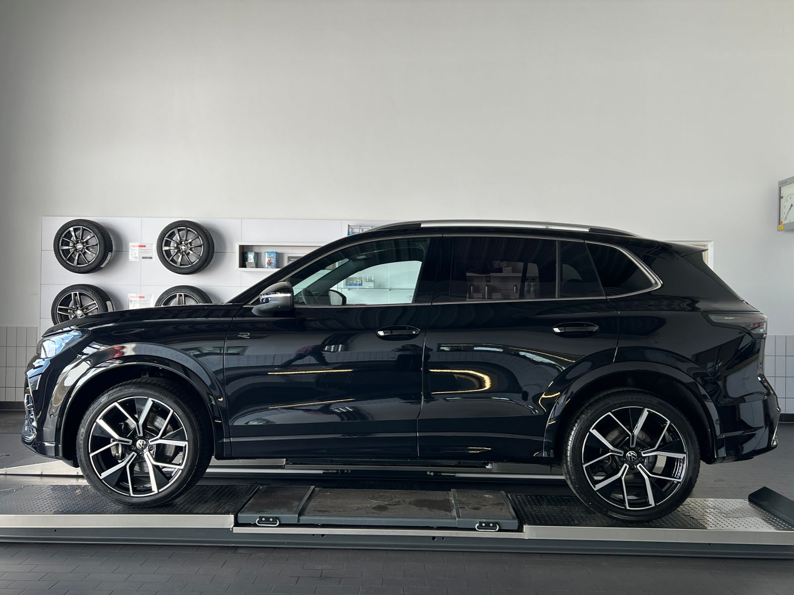 Fahrzeugabbildung Volkswagen Tiguan R-Line 2.0 TDI DSG 4MOTION *AHK, IQ.Light