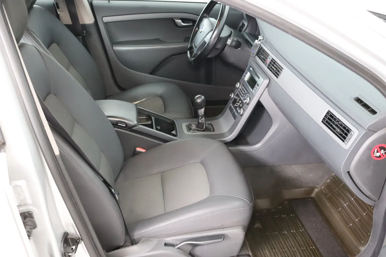 Volvo V70 2010 — photo 11