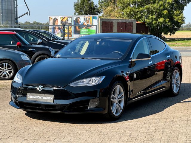 Tesla Model S 60 mit MCU2 CCS Anhängerkupplung