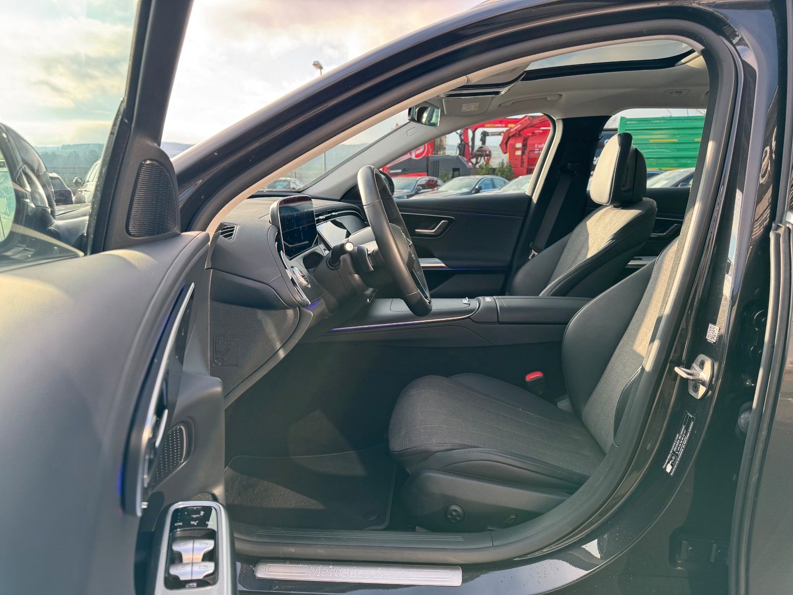 Fahrzeugabbildung Mercedes-Benz E 220d T Avantgarde+Pano+DistrPro+AHK+RFK+MBUX