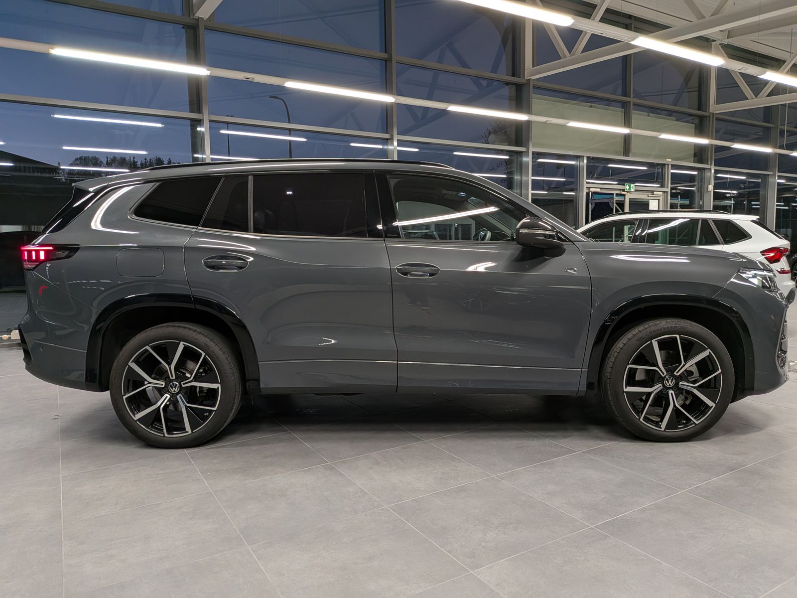 Fahrzeugabbildung Volkswagen Tayron 2.0TDI 4M R-Line Launch Pano Black AHK 20