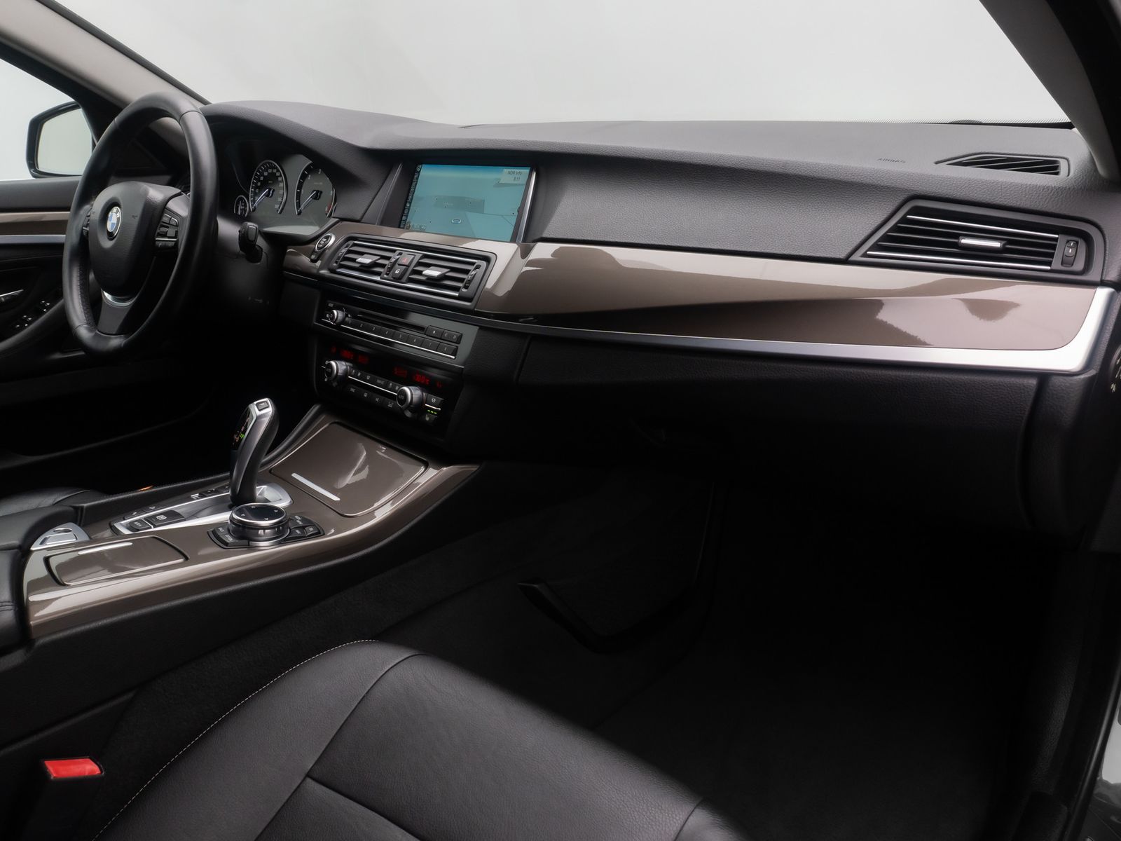 Fahrzeugabbildung BMW 530d xD Modern Line AHK HUD HiFi Leder Standheiz
