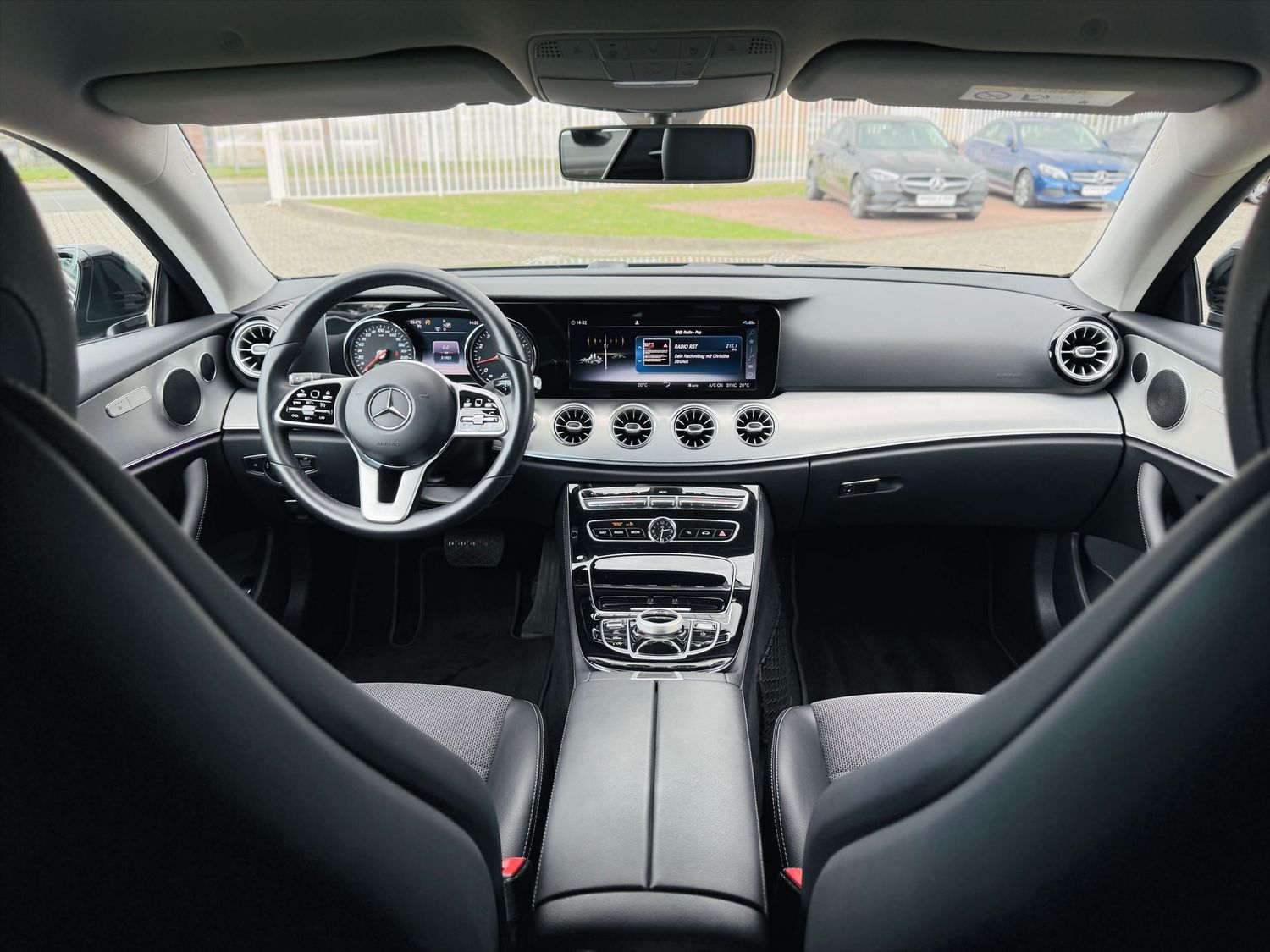 Fahrzeugabbildung Mercedes-Benz E 200 Coupé AVANTGARDE, AHK schw., RFK, Totw., L