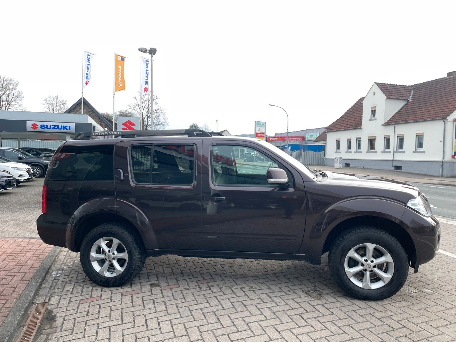Fahrzeugabbildung Nissan Pathfinder 2.5 dCi SE