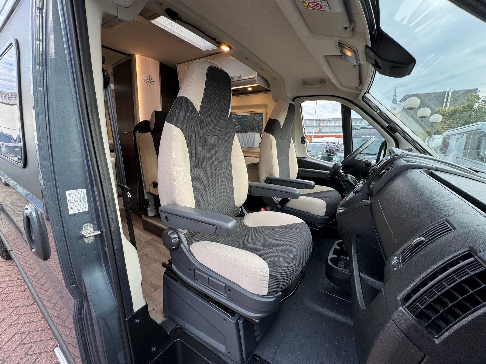 Fahrzeugabbildung Westfalia Columbus 601 D 4 SCHLAFPLÄTZE SOLAR AHK 1.HAND