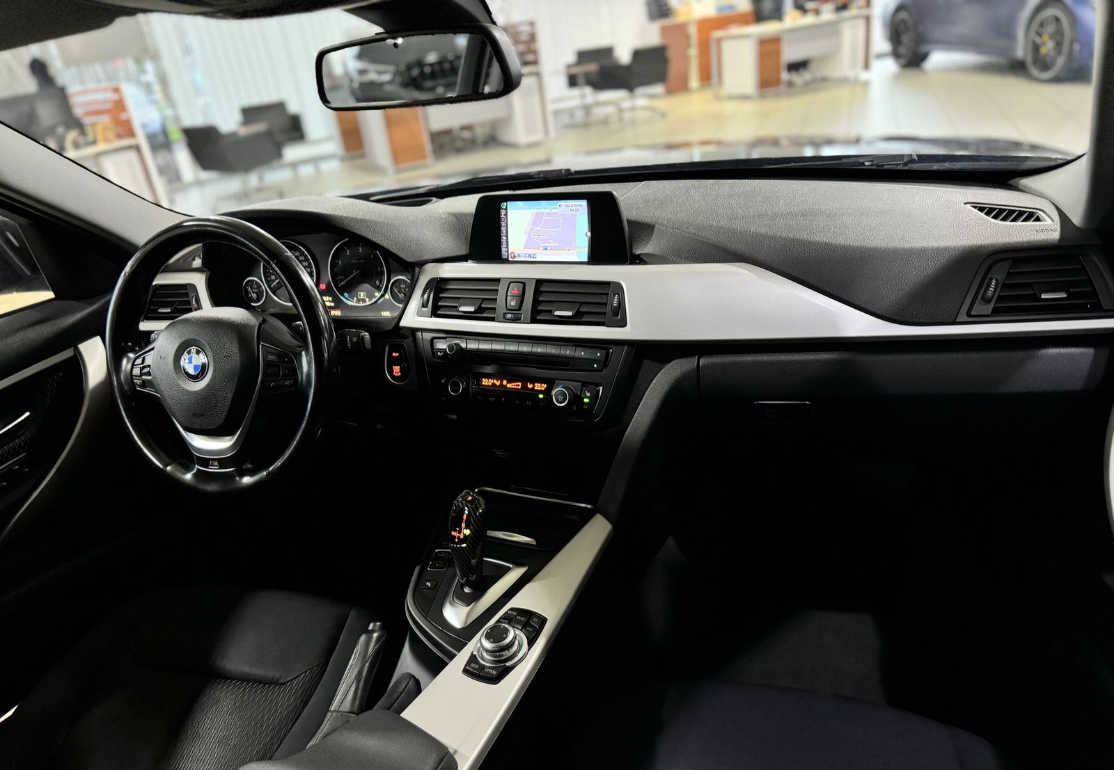 Fahrzeugabbildung BMW 330d  xD HUD PDC Xenon AHK Stop&Go Navi