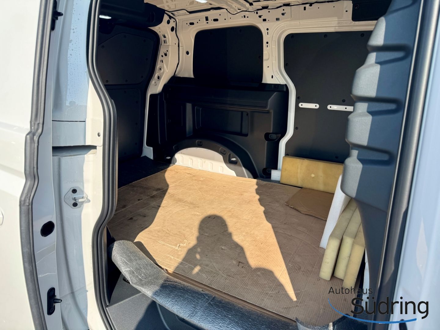 ID. Buzz Cargo StandHZG AHK Navi LED ACC Rückfk.