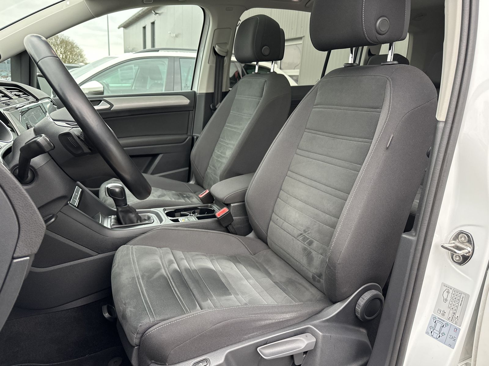 Fahrzeugabbildung Volkswagen Touran 2.0 TDI DSG Comfortline NAV+LED+ACC+PANO