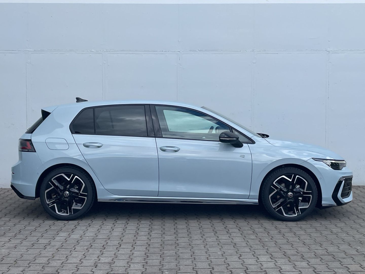 Golf VIII 1.5 eTSI DSG R-Line AHK/360°Kamera/HUD