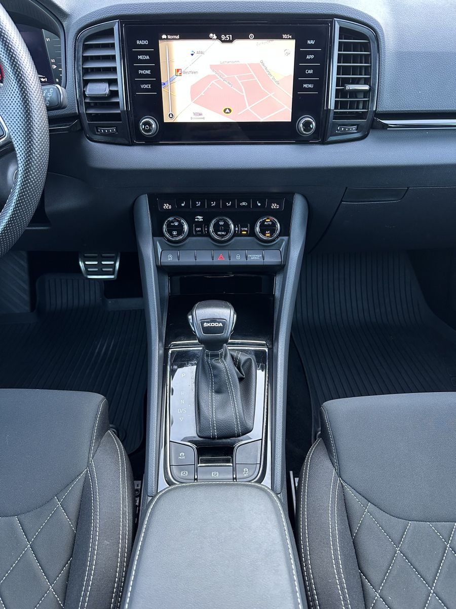 Fahrzeugabbildung SKODA Karoq 1.5 TSI DSG Sportline NAV+LED+AHK+VCOCK+PP
