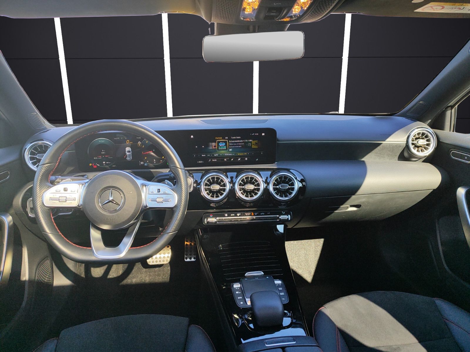 Fahrzeugabbildung Mercedes-Benz A180*AMG-Line*Automatik*Navi*LED*Ambiente*Pano*