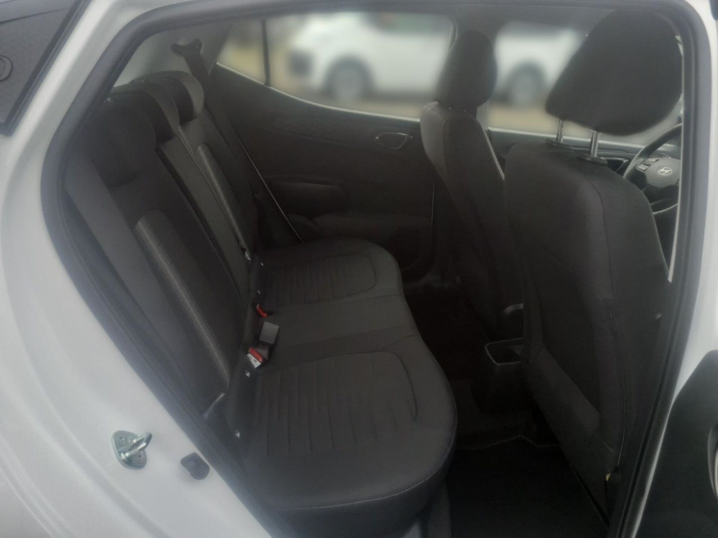 Fahrzeugabbildung Hyundai i10 FL 1.0 Benzin MT Allwetterreifen PDC Klima