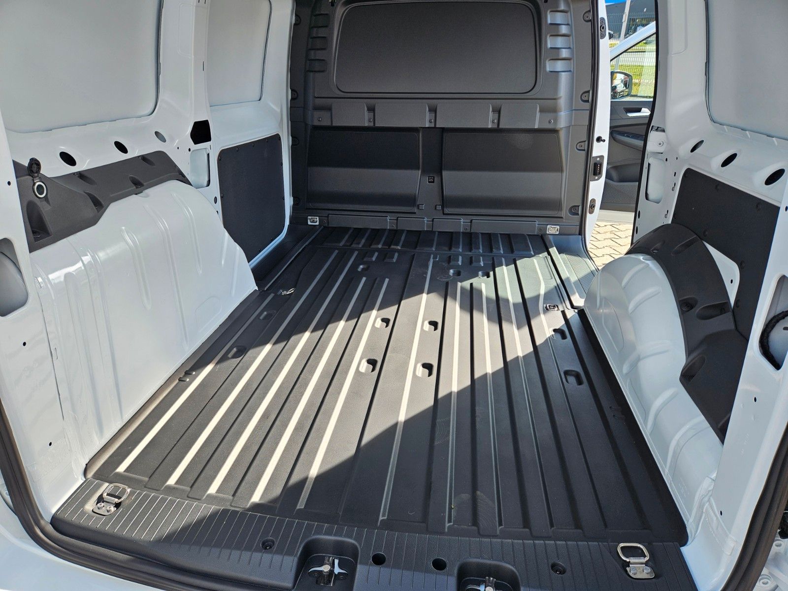 Fahrzeugabbildung Ford Transit Connect Limited L2 Kasten
