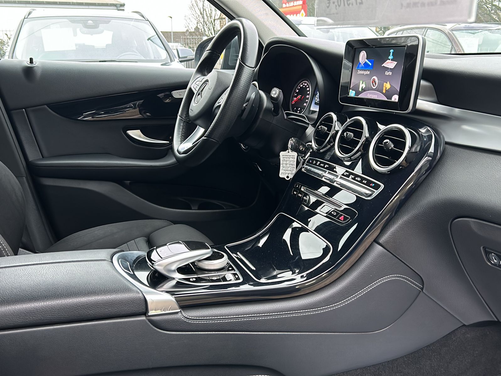 Fahrzeugabbildung Mercedes-Benz GLC 220d 4Matic 9G-TRONIC