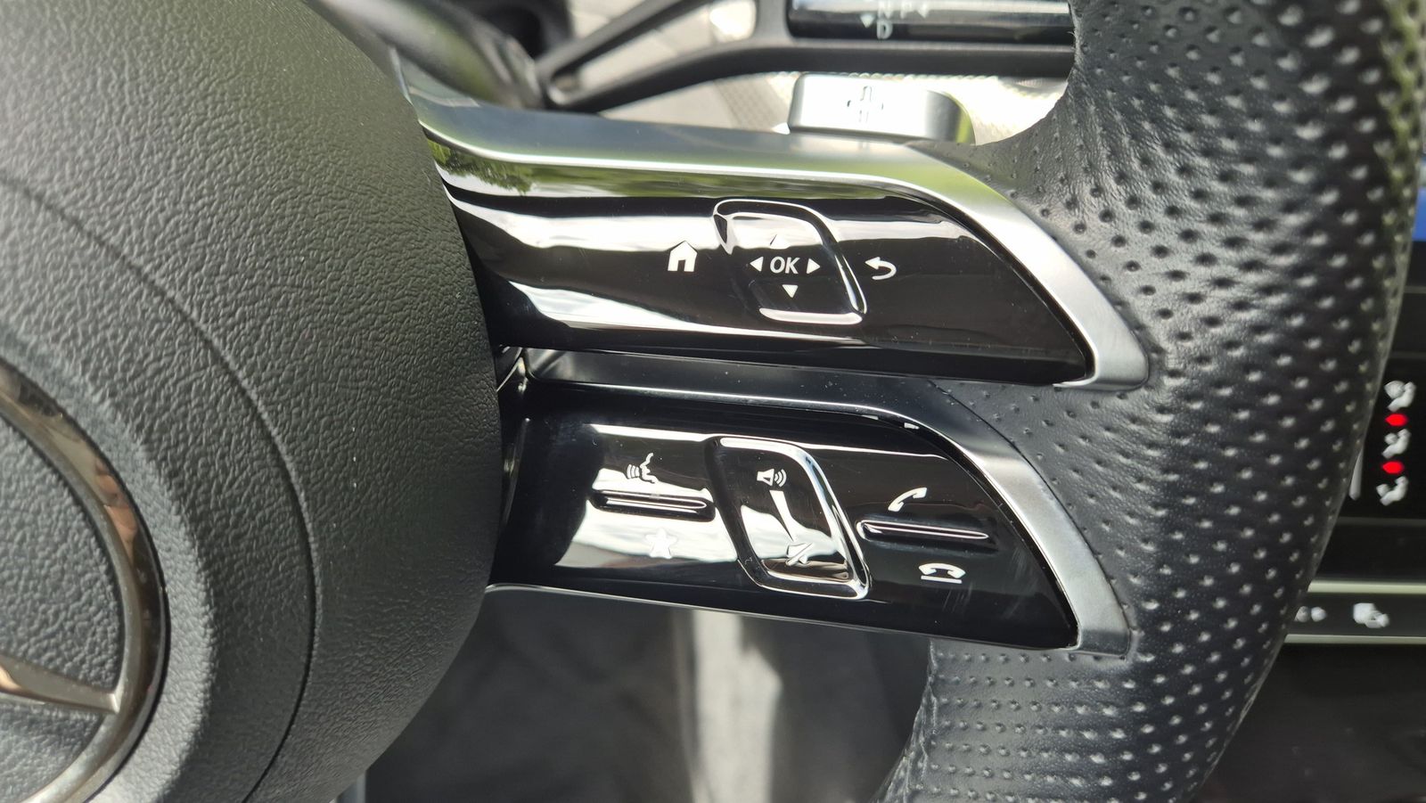 Fahrzeugabbildung Mercedes-Benz C 180 Lim. 9G AMG LINE NIGHT+LED+MBUX+KAMERA+SHZ