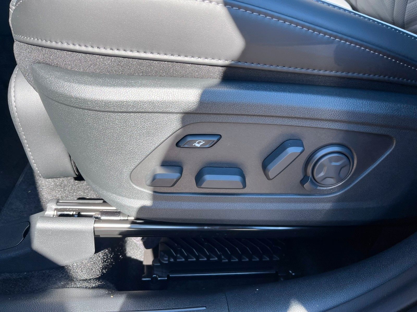 Fahrzeugabbildung Kia Sorento Platinum 4WD 7-Sitzer Pano Leder uvm.