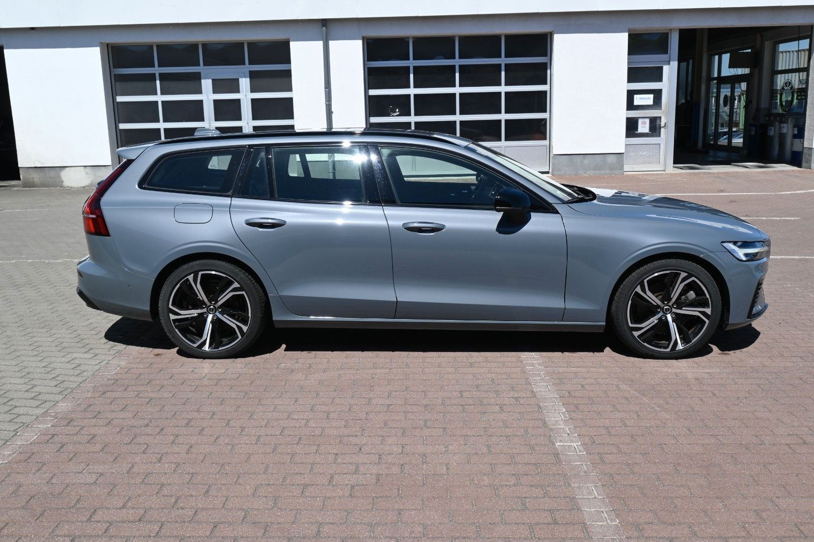 Fahrzeugabbildung Volvo V60 T8 PHEV Ultimate Dark AWD*360°*HUD*AHK*