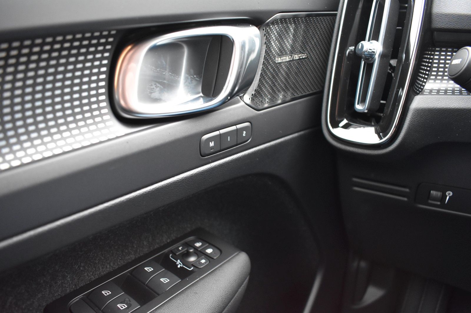 Fahrzeugabbildung Volvo XC40 B4 Autom. R-Design*H&K*RFK*ACC*AHK