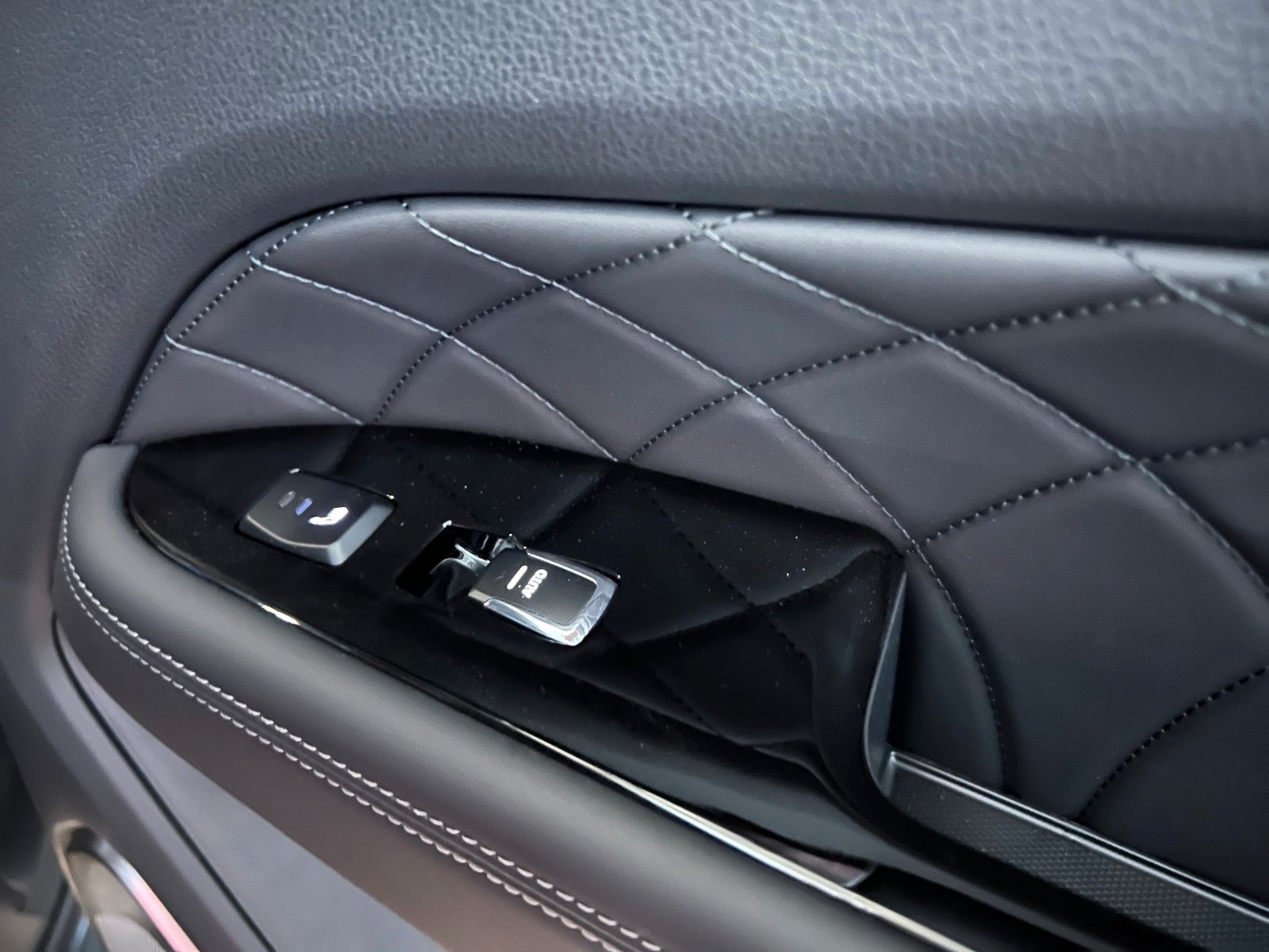 Fahrzeugabbildung Ssangyong KGM REXTON  Titanium Plus 4WD *7 Sitz*360*AHK*